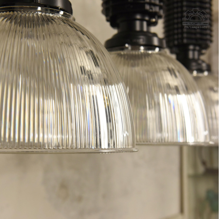 Odrestaurowane lampy industrialne Zumtobel Staff
