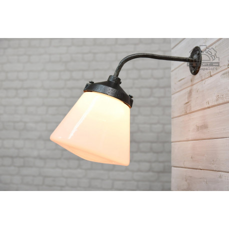 Przedwojenny kinkiet żeliwny